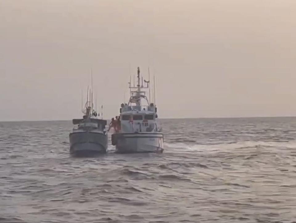 失聯5天的東港籍漁船「鴻興漁號」昨（8日）下午在貓鼻頭西南海域被海巡尋獲，伴護返航。（圖：海巡署提供）