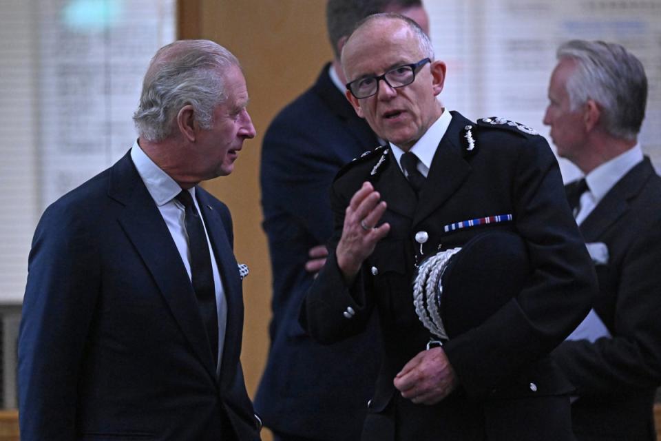 Carlos III habla con el comisario de la Policía Metropolitana, Mark Rowley (Carl de Souza/PA) (PA Wire)