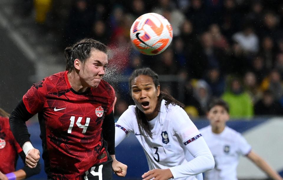 La defensora canadiense Vanessa Gilles (L) lidera el balón frente a la defensora francesa Wendy Renard durante el partido amistoso de fútbol internacional femenino entre Francia y Canadá en el Stade Marie Marving en Le Mans, noroeste de Francia, el 11 de abril de 2023.