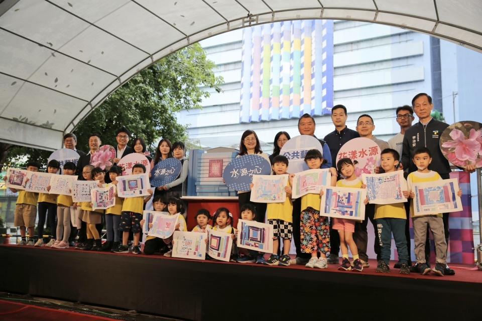 銘傳國小附幼孩童展示在公共藝術體驗課程製作的作品