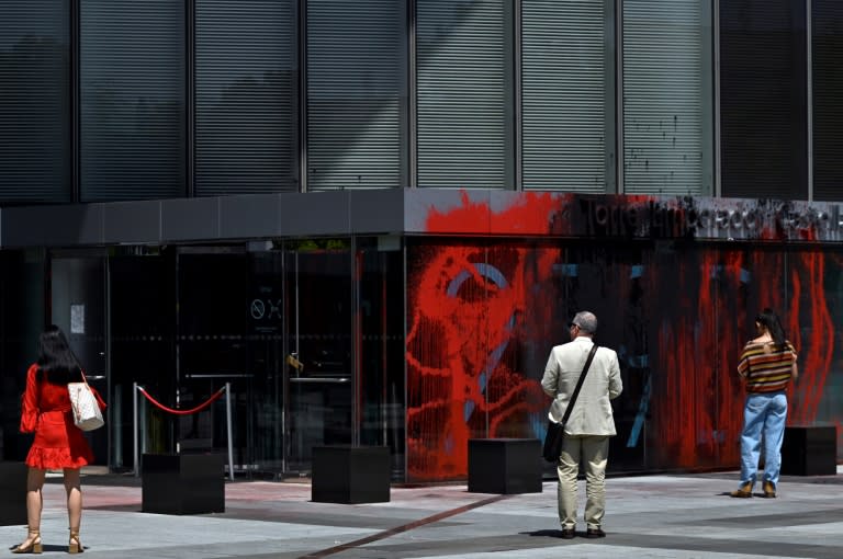 La fachada de la embajada de Reino Unido en Madrid, pintada por unos activistas del colectivo de desobediencia civil Futuro Vegetal, en una imagen del 15 de junio de 2023 (Óscar del Pozo)