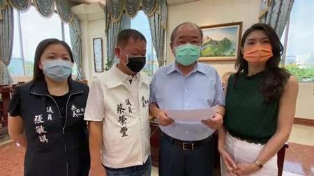 嘉義市議長莊豐安提案獲議員連署，建議中央普發消費券。（廖素慧攝）