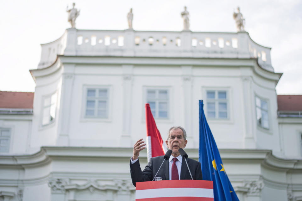 Alexander Van der Bellen hält in Wien seine erste Rede als designierter Bundespräsident Österreichs. Der ehemalige Chef der Grünen setzte sich in einem Wahlkrimi gegen den FPÖ-Kandidaten Norbert Hofer durch. (EPA/CHRISTIAN BRUNA)