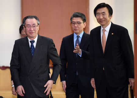 South Korean Foreign Minister Yun Byung-Se (R) walks with Wu Dawei (L), China's Special Representative for Korean Peninsula Affairs, and Kim Hong-Kyun (C), South Korea's representative to the six-party talks, after their meeting in Seoul, South Korea April 10, 2017. REUTERS/JUNG Yeon-Je/Pool