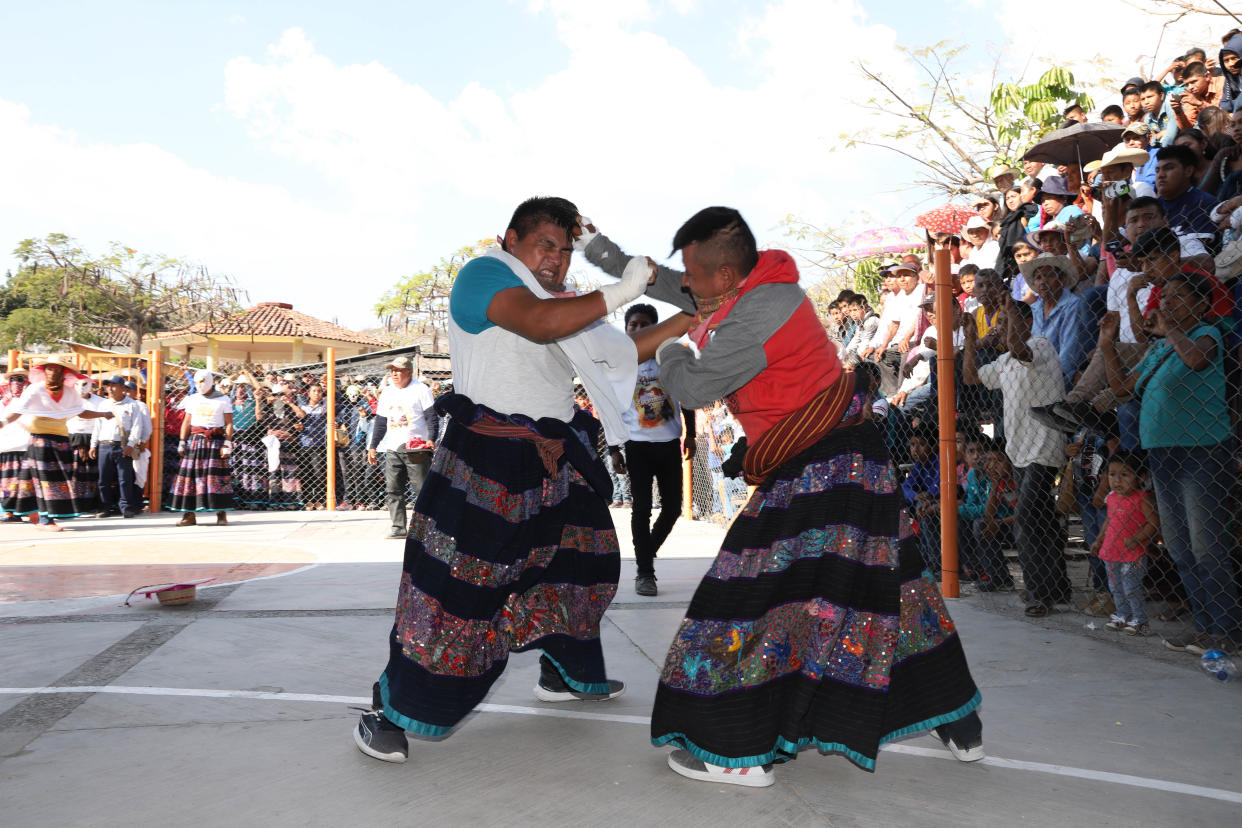 Habitantes de Zitlala, Guerrero, en la práctica de la tradición llamada las Peleas de los Xochimilcas. / Foto: Cuartoscuro