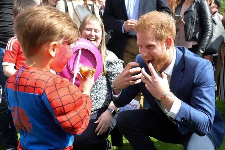 <p>Highly doubt she's out here crouching with this kid and his cupcakes, but the <a href="https://www.stylist.co.uk/people/the-baffling-world-of-royal-etiquette-strange-rules-and-bizarre-protocol-over-the-ages-monarchy/22197" rel="nofollow noopener" target="_blank" data-ylk="slk:rule;elm:context_link;itc:0;sec:content-canvas" class="link ">rule</a> goes that if you're eating with or around Her Majesty and you forget which fork to use or which way to sit, you should take a subtle peek at her and go from there.</p>