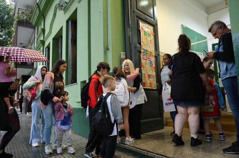 La entrada de los chicos en la Escuela primaria común N° 4, Provincia de Córdoba, en Palermo