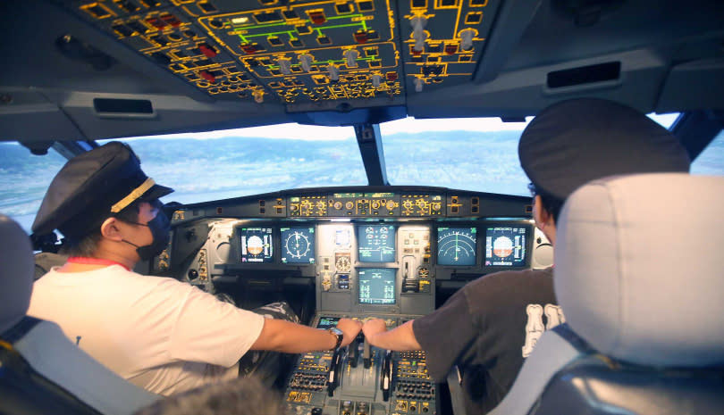 根據CTWANT取得最新消息，華航機師也正透過工會爭取加薪案，圖為中華航空訓練中心內的空中巴士A330模擬機。（示意圖／報系資料）