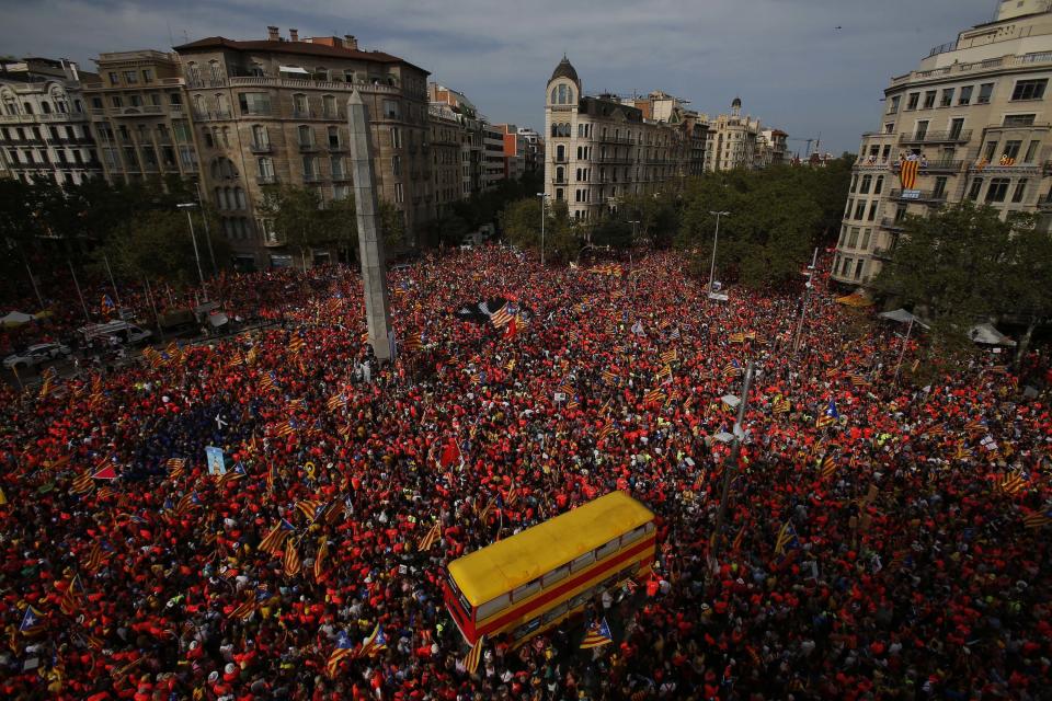 <p>Auf den Straßen Barcelonas wird der Katalanische Nationalfeiertag mit einem Marsch zelebriert. An dem auch als „Diada“ bezeichneten Tag wird der Verlust Barcelonas an die Spanier in einem Krieg aus dem Jahr 1714 gefeiert und damit der letzte Tag, an dem Katalonien unabhängig war. Am 1. Oktober wird sich das katalanische Unabhängigkeitsreferendum zum ersten Mal jähren. (Bild: AP) </p>