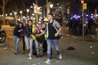 Un pequeño grupo camina junto a dos paramédicos (AP Photo/Emilio Morenatti)