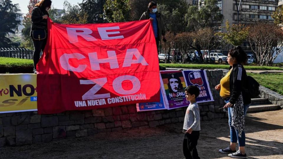 Pancarta en rechazo a la nueva Constitución.