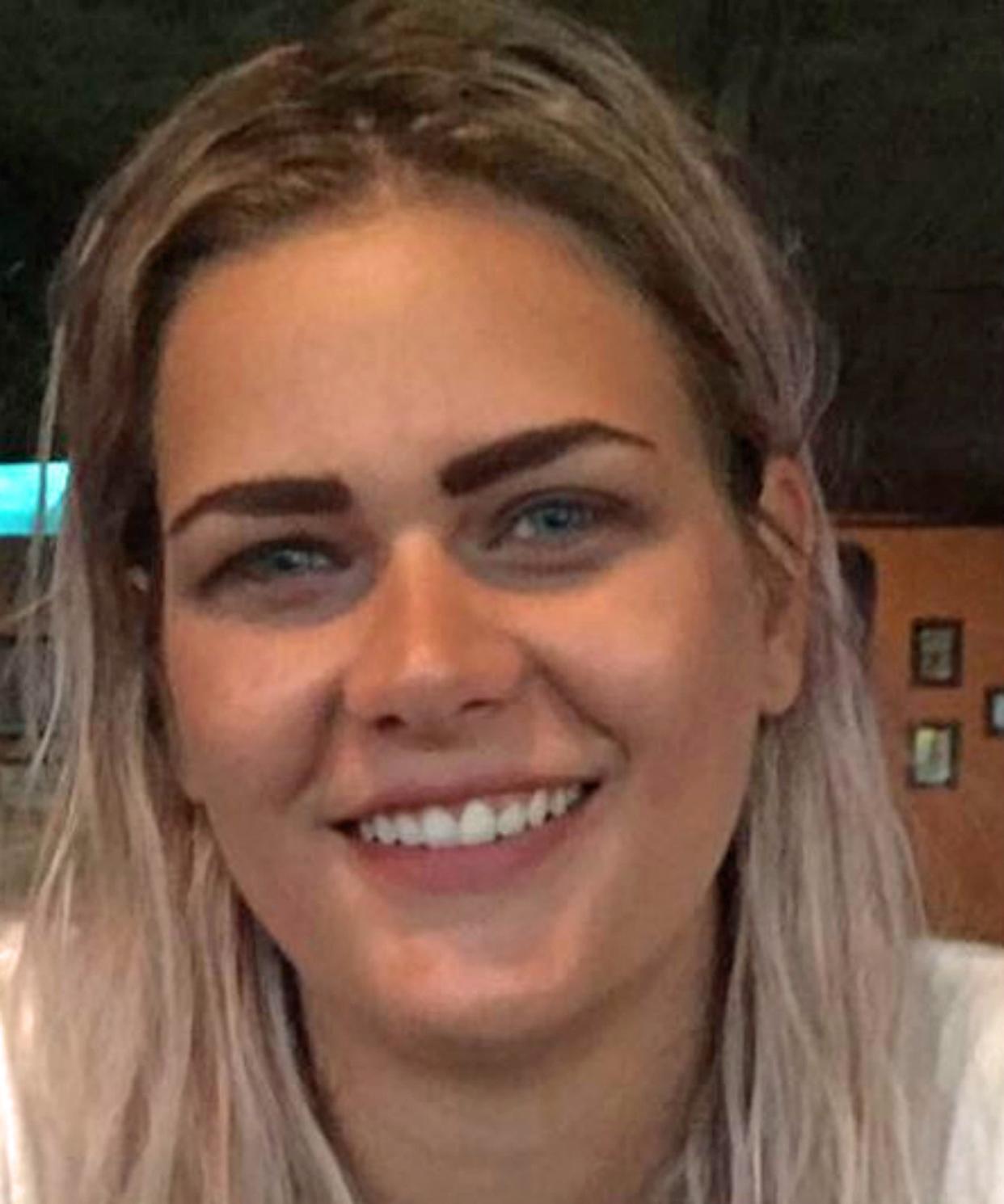 Bethan Roper, de 28 años, murió después de que se asomó por la ventana de un tren en movimiento y fue golpeada por la rama de un árbol, según una investigación. (Family handout/British Transport Police/PA)