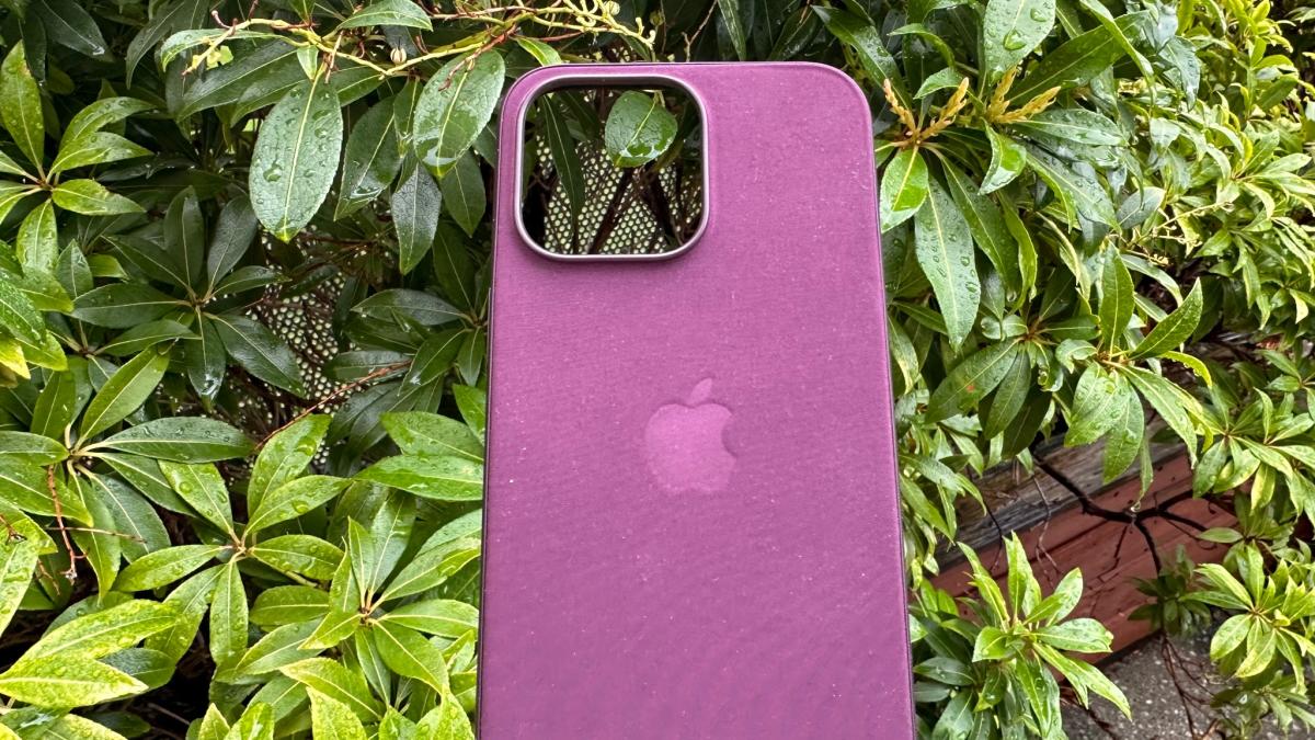 Apple FineWoven Case with MagSafe for iPhone 15 Pro Max - Mulberry