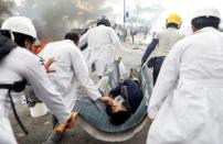 Paramédicos llevan a un hombre herido durante una protesta contra las medidas de austeridad del presidente de Ecuador, Lenín Moreno, en Quito.