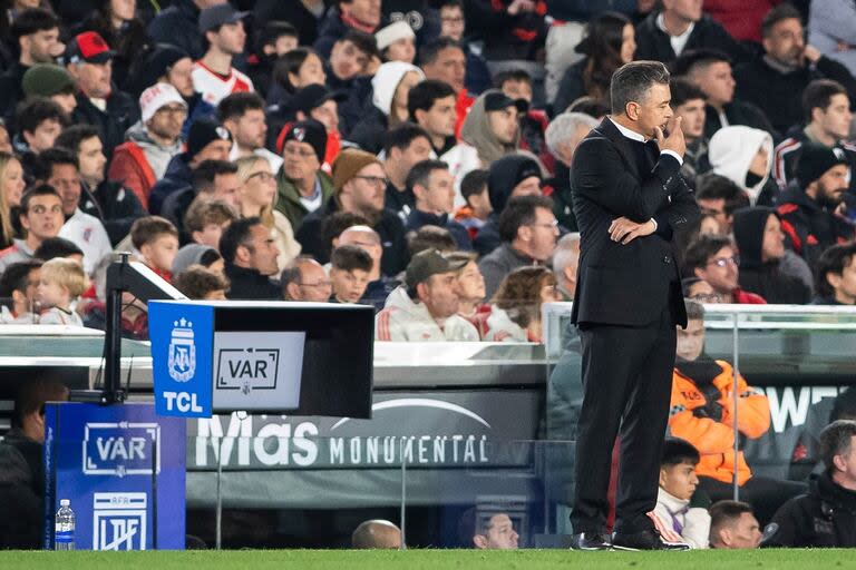 Escena del partido que disputan River Plate y Huracán.