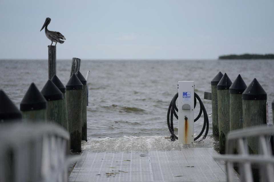 Olas inundan un muelle en Cedar Key, Florida, el martes 29 de agosto de 2023, previo a la llegada del huracán Idalia. (AP Foto/Rebecca Blackwell)