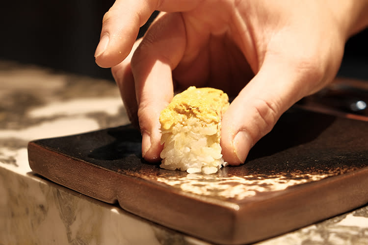 料理長更將日本三種壽司吃法端上桌，分別有押壽司、棒壽司以及最常見的握壽司