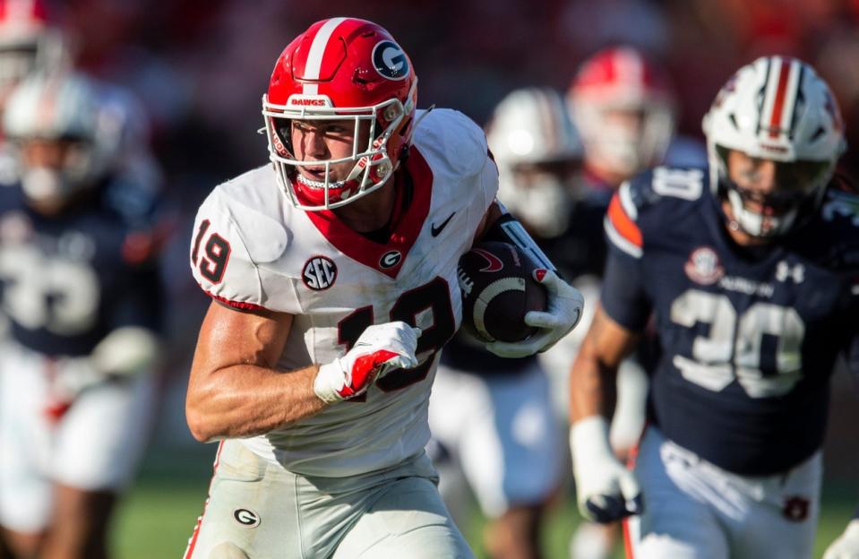 Georgia Bulldogs tight end Brock Bowers (19) runs after a catch during the third quarter as Auburn Tigers take on Georgia Bulldogs at Jordan-Hare Stadium in Auburn, Ala., on Saturday, Sept. 30, 2023.