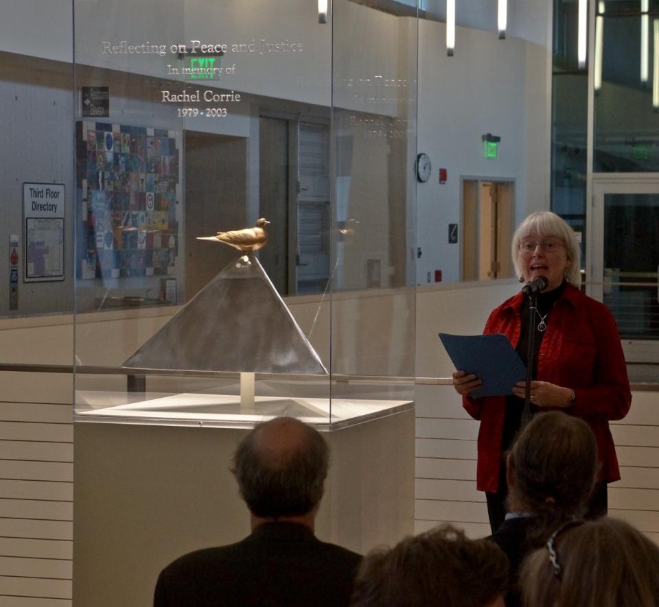 Cindy Corrie at the unveiling of a memorial for Rachel by artist Ross Matteson (Ross Matteson)