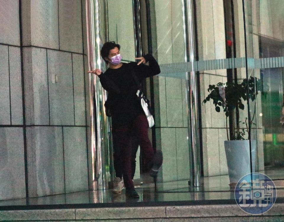 10月10日17時18分過沒多久，陳柏霖也走出大樓，並與工作人員比手語，表示要從第一拍攝現場轉到第二現場。