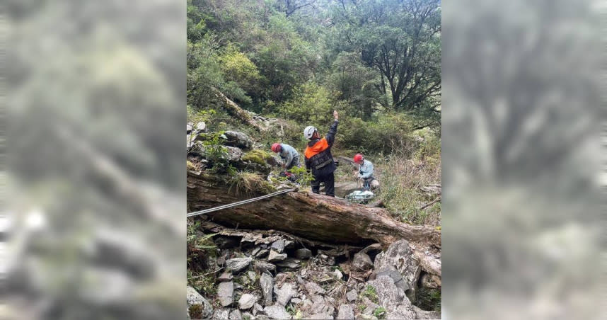 南投縣合歡溪步道驚傳1名76歲山友拍照時不慎墜谷意外，救難人員在100公尺深左右山谷尋獲山友，但山友已經多處骨折不幸身亡。（圖／神鷹山區搜救隊提供）