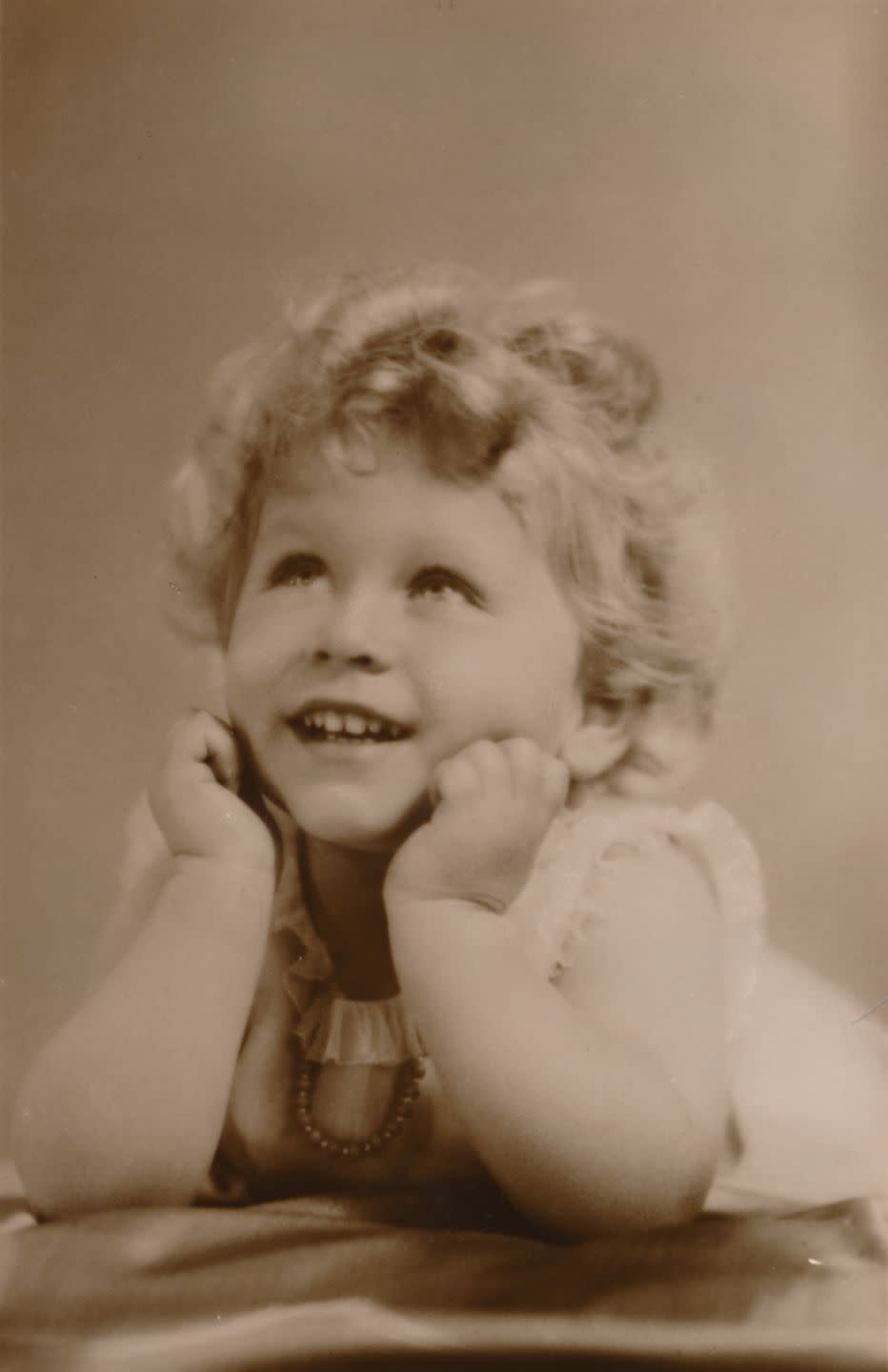 <p>Shirley Temple WHO?!?! Three-year-old Elizabeth knew how to work the camera. </p>