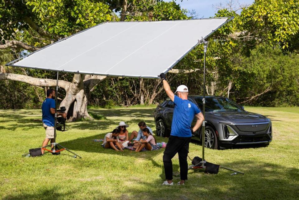 The crew films a family outing scene. Lauren Witte/lwitte@miamiherald.com