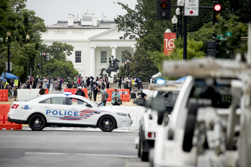 Una imagen parcial de la Casa Blanca (al fondo) desde la calle 16, en Washington, el viernes 19 de junio de 2020. (AP Foto/Andrew Harnik)