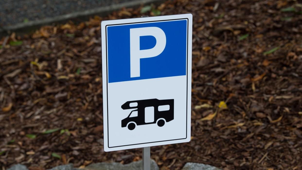Im Zweifelsfall gilt: Längeres Parken mit dem Wohnmobil ist nur auf dafür ausgezeichneten Flächen erlaubt! Foto: Arno Burgi