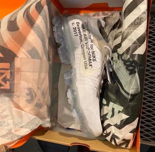 Off-White x Nike Vapormax竟出現在葡萄牙Nike Outlet，不過價格卻高達800歐元(約新台幣2.7萬元)。（圖／翻攝自complexsneakers IG）