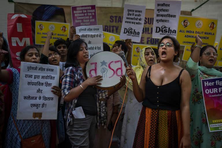 Activistas corean lemas durante una protesta en Nueva Delhi contra el perdón de la pena a condenados por una violación grupal (Archivo)