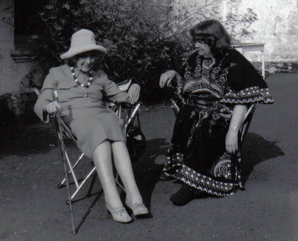 Jean Rhys (left) with Mollie Stoner in 1970s. Wikimedia Commons