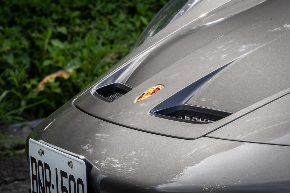 源自911 GT3 R賽車的空力工程，前廂蓋也同樣有導流孔設計。