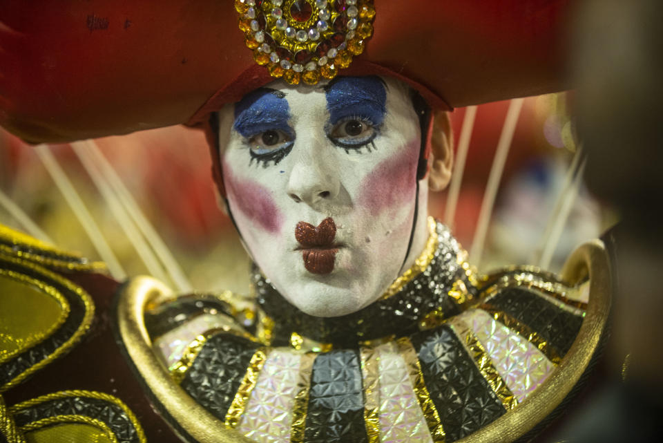 A performer dances for Viradouro. (Photo: Raphael Dias via Getty Images)