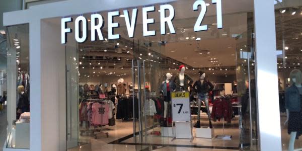 Debido a deuda millonaria Forever 21 abandona este país ¡rematan sus artículos!