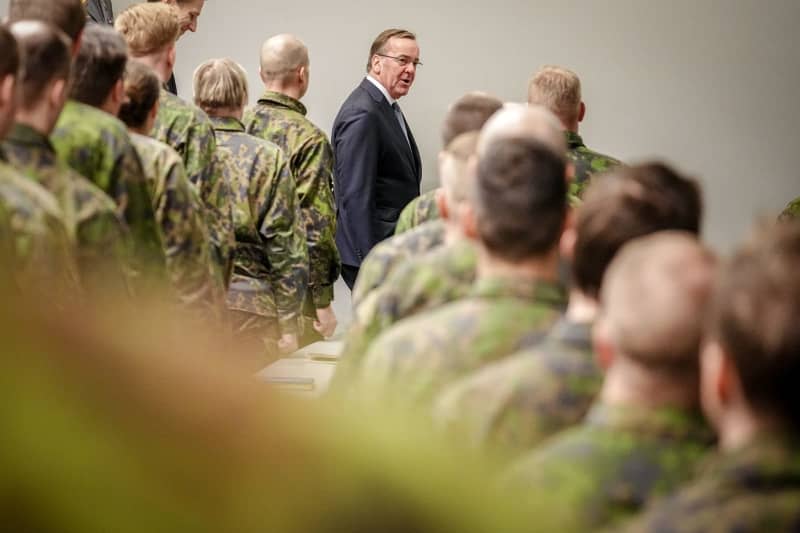 Boris Pistorius (C), German Minister of Defence, is received at the Finnish National Defence University. Kay Nietfeld/dpa