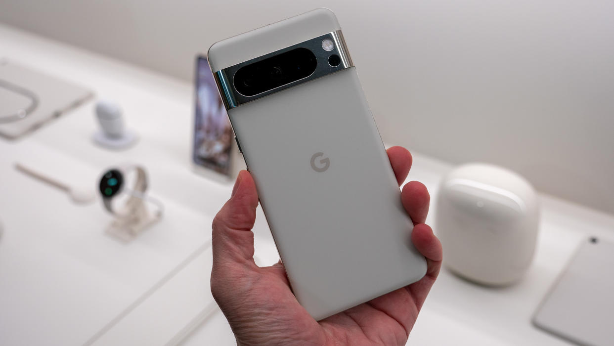  Hands-on with the Google Pixel 8 Pro. 