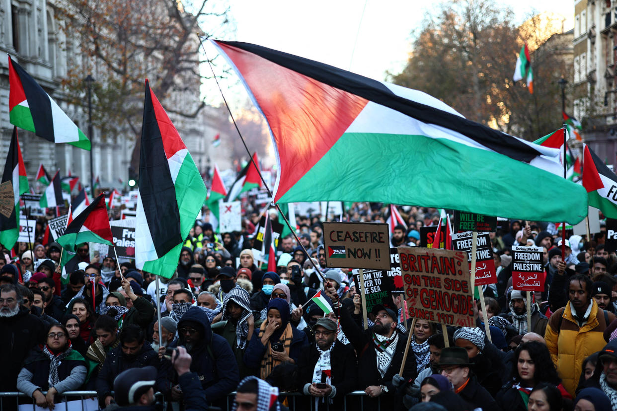 Des dizaines de milliers de manifestants participent à la « Marche nationale pour la Palestine » dans le centre de Londres le 25 novembre 2023.