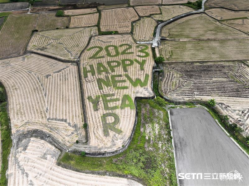 近日花蓮「水稻達人」康明義利用利用耕耘機翻土寫下巨大的「2023HAPPY NEW YEAR」送給台灣的大家，希望每個人在新年都平安健康。（圖／自然有蟲米康明義 授權提供）