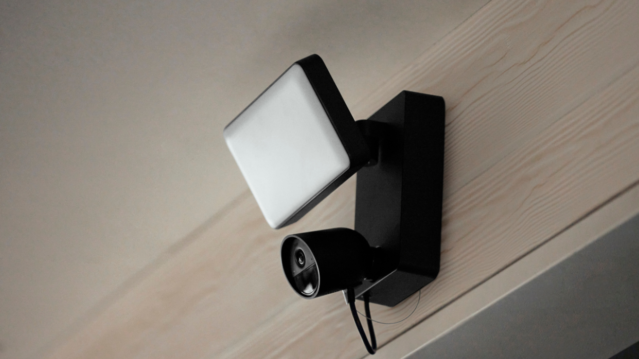  Philips Hue Secure floodlight camera . 