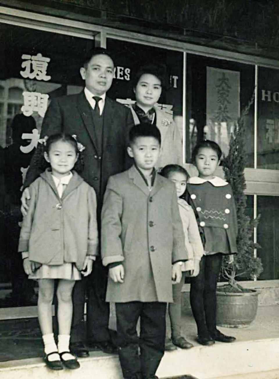 林嘉琪（右）的父親（後排左）曾開過飯店，早期全家人皆住在飯店樓上。（林嘉琪提供）