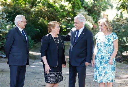 El presidente electo de Chile, Sebastián Piñera, habla con la presidenta saliente, Michelle Bachelet, durante una reunión en la casa de Piñera en Santiago, Chile, 18 de diciembre de 2017. REUTERS/Rodrigo Garrido - RC1A8428E240