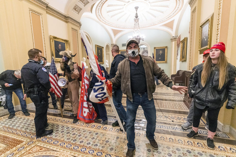 Partidarios del presidente Donald Trump son confrontados por la policía del Capitolio el miércoles 6 de enero de 2021, en Washington. (AP Foto/Manuel Balce Ceneta)