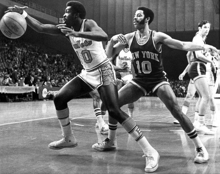 Baltimore Bullets' guard Earl Monroe scrambles after the ball while guarded by New York Knicks' Walt Frazier 1970.