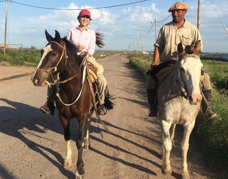 En el feedlot, María y un peón terminando la recorrida