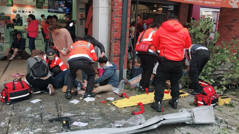 佳德鳳梨酥店家31日下午遭一輛失控自小客車衝撞門前騎樓，許多排隊民眾遭撞傷，目前已知至少有9人送醫。（中央社／民眾提供）