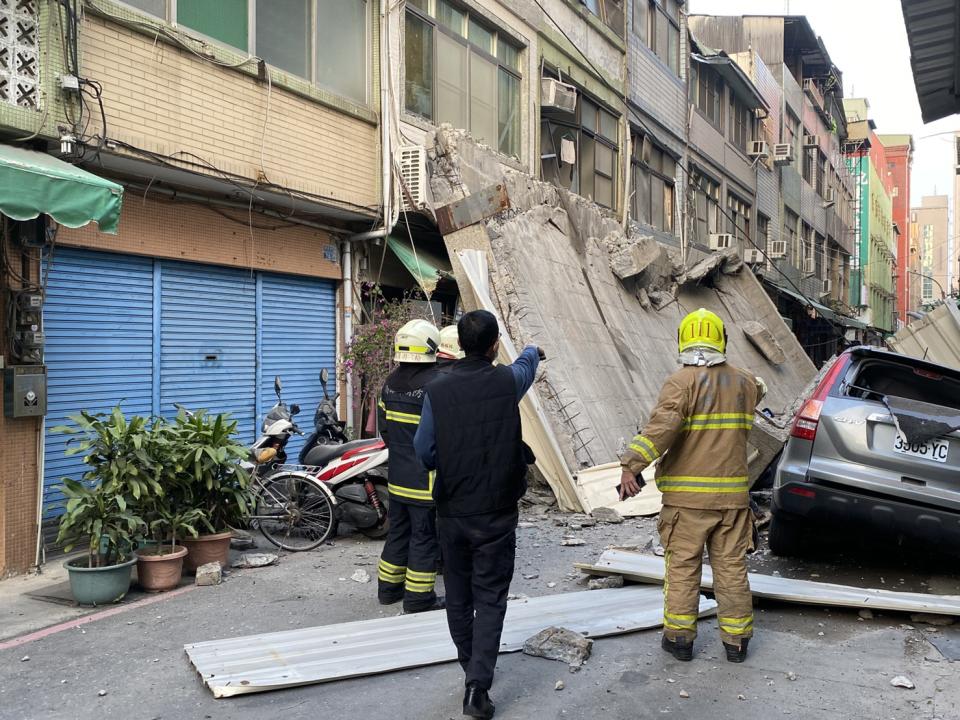 高雄新興區八德二路與同愛街口發生1棟5樓的建築物外牆倒塌意外，所幸無人傷亡。   圖 : 翻攝自網路