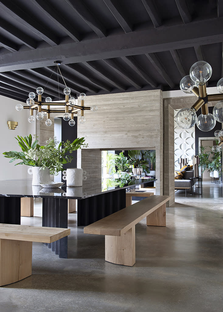 <p>Séparée du salon par une cheminée à foyer ouvert de part et d’autre et des arches en béton banché, la salle à manger associe une immense table dessinée par l’architecte d’intérieur – trois plaques de marbre Noir Marquina découpées en papillon reposant sur une structure de quatre pieds en acier plié en accordéon – et des bancs en chêne massif ( <span>Studio Nohau</span>). Suspension et lampadaire « Atomic » années 60, de Robert Haussmann ( <a href="http://www.marcheauxpuces-saintouen.com/1.aspx" rel="nofollow noopener" target="_blank" data-ylk="slk:Puces de Saint-Ouen;elm:context_link;itc:0;sec:content-canvas" class="link ">Puces de Saint-Ouen</a>). Pots blanc ( <a href="https://www.serax.com/fr/home" rel="nofollow noopener" target="_blank" data-ylk="slk:Serax;elm:context_link;itc:0;sec:content-canvas" class="link ">Serax</a>) et plat en céramique de Sarah Jerath ( <a href="https://www.ailleurs-paris.com/index.php" rel="nofollow noopener" target="_blank" data-ylk="slk:Ailleurs Paris;elm:context_link;itc:0;sec:content-canvas" class="link ">Ailleurs Paris</a>).</p> <br>