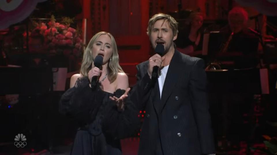 Realizing that she did miss the movie, Blunt joins Gosling in a final verse of the song. NBC / SNL