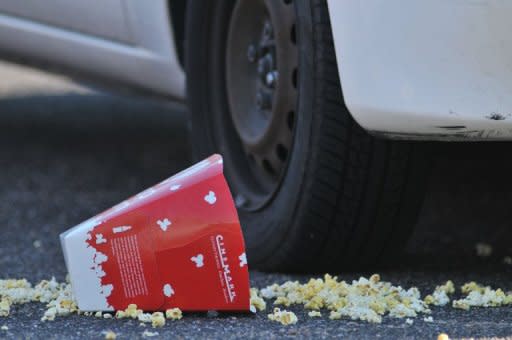 Una caja de palomitas de maíz permanecía tirada en el suelo del parking del cine de Aurora (Colorado) donde se registró el tiroteo mortal. Al menos 12 personas murieron y 59 resultaron heridas este viernes en un tiroteo durante el estreno del último film de Batman en un cine de Colorado (centro de Estados Unidos), lo que provocó la suspensión de la campaña electoral y un decreto de seis días de duelo. (AFP/GETTY IMAGES | thomas cooper)